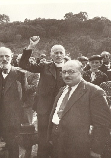 Romain Rolland, poing levé, aux côtés de Jacques Duclos à Clamecy
